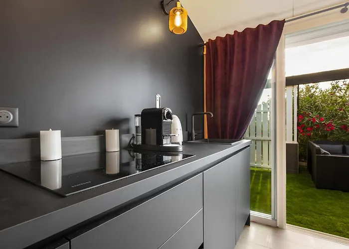 Close Port Nature آجد